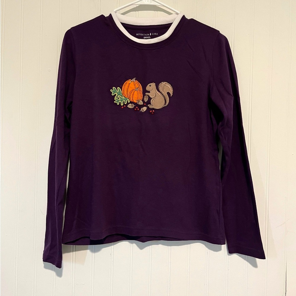 Mountain Lake Graphic Tee Womens Small Purple Squirrel Pumpkin Fall